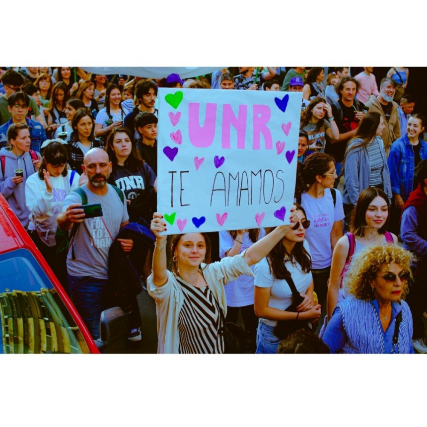 ROSARIO MARCHÓ POR LAS UNIVERSIDADES, LA EDUCACIÓN PÚBLICA Y EN RECHAZO A MILEI.